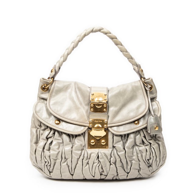 Miu Miu Taschen Coffer Double Pocket Hobo  Umhängetasche und Hellgrün Kalbsleder und Gold hardware. Das Produkt ist auf in sehr gutem Zustand (AB).
  Abmessungen: 39x31x5 cm 
  Zubehör inklusive: "Key; Strap"
  Äußere Hinweise: "Leichte Kratzer an der Außenkarosserie, verfärbtes Leder"
Hardware-Hinweise: Kratzt
  BrandCo Paris hat seltene Artikel und die besten Konditionen zu unglaublichen Preisen vorgestellt. Geduld lohnt sich! Kaufen Sie mit Vertrauen: Alle Artikel von BrandCo Paris sind von unserem Expertenteam ausgewählt und authentisch.
  Alle Artikel enthalten ein Echtheitszertifikat und wurden von BrandCo Paris übernommen.
  Tabelle zur Klassifizierung des Artikelzustands
  N (wie neu)
  AA (perfekter Zustand)
  A (ausgezeichneter Zustand)
  AB (sehr guter Zustand)
  B (gut/mittelmäßig)