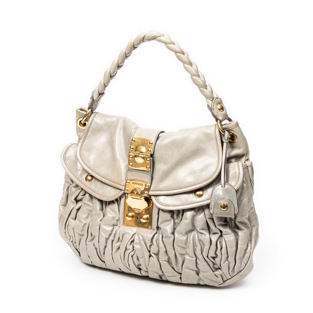 Miu Miu Taschen Coffer Double Pocket Hobo  Umhängetasche und Hellgrün Kalbsleder und Gold hardware. Das Produkt ist auf in sehr gutem Zustand (AB).
  Abmessungen: 39x31x5 cm 
  Zubehör inklusive: "Key; Strap"
  Äußere Hinweise: "Leichte Kratzer an der Außenkarosserie, verfärbtes Leder"
Hardware-Hinweise: Kratzt
  BrandCo Paris hat seltene Artikel und die besten Konditionen zu unglaublichen Preisen vorgestellt. Geduld lohnt sich! Kaufen Sie mit Vertrauen: Alle Artikel von BrandCo Paris sind von unserem Expertenteam ausgewählt und authentisch.
  Alle Artikel enthalten ein Echtheitszertifikat und wurden von BrandCo Paris übernommen.
  Tabelle zur Klassifizierung des Artikelzustands
  N (wie neu)
  AA (perfekter Zustand)
  A (ausgezeichneter Zustand)
  AB (sehr guter Zustand)
  B (gut/mittelmäßig)