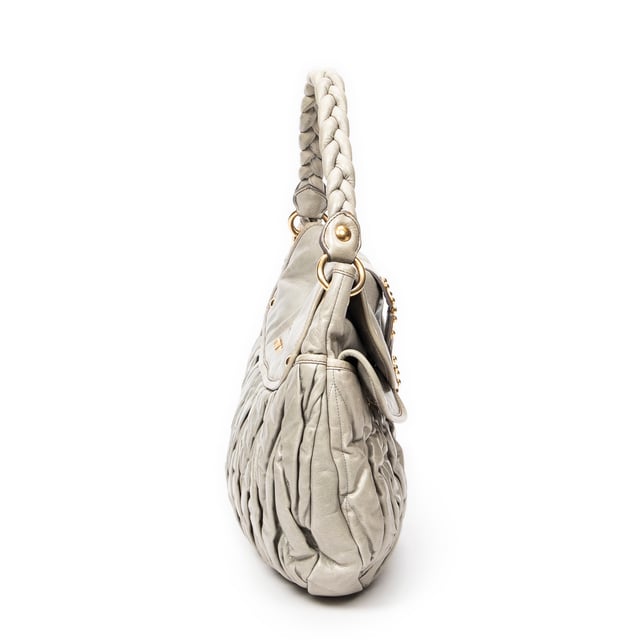 Miu Miu Taschen Coffer Double Pocket Hobo  Umhängetasche und Hellgrün Kalbsleder und Gold hardware. Das Produkt ist auf in sehr gutem Zustand (AB).
  Abmessungen: 39x31x5 cm 
  Zubehör inklusive: "Key; Strap"
  Äußere Hinweise: "Leichte Kratzer an der Außenkarosserie, verfärbtes Leder"
Hardware-Hinweise: Kratzt
  BrandCo Paris hat seltene Artikel und die besten Konditionen zu unglaublichen Preisen vorgestellt. Geduld lohnt sich! Kaufen Sie mit Vertrauen: Alle Artikel von BrandCo Paris sind von unserem Expertenteam ausgewählt und authentisch.
  Alle Artikel enthalten ein Echtheitszertifikat und wurden von BrandCo Paris übernommen.
  Tabelle zur Klassifizierung des Artikelzustands
  N (wie neu)
  AA (perfekter Zustand)
  A (ausgezeichneter Zustand)
  AB (sehr guter Zustand)
  B (gut/mittelmäßig)