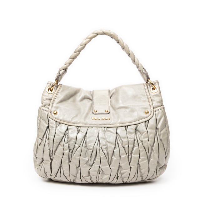 Miu Miu Taschen Coffer Double Pocket Hobo  Umhängetasche und Hellgrün Kalbsleder und Gold hardware. Das Produkt ist auf in sehr gutem Zustand (AB).
  Abmessungen: 39x31x5 cm 
  Zubehör inklusive: "Key; Strap"
  Äußere Hinweise: "Leichte Kratzer an der Außenkarosserie, verfärbtes Leder"
Hardware-Hinweise: Kratzt
  BrandCo Paris hat seltene Artikel und die besten Konditionen zu unglaublichen Preisen vorgestellt. Geduld lohnt sich! Kaufen Sie mit Vertrauen: Alle Artikel von BrandCo Paris sind von unserem Expertenteam ausgewählt und authentisch.
  Alle Artikel enthalten ein Echtheitszertifikat und wurden von BrandCo Paris übernommen.
  Tabelle zur Klassifizierung des Artikelzustands
  N (wie neu)
  AA (perfekter Zustand)
  A (ausgezeichneter Zustand)
  AB (sehr guter Zustand)
  B (gut/mittelmäßig)