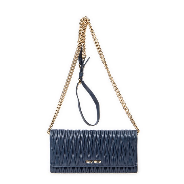 Miu Miu Bolsos Chain Wallet  Bolso de hombro en Marina Piel de becerro y Oro hardware. El producto esta en Perfectas Condiciones (AA).
  Dimensiones: 21x10x2 cm 
  Accesorios incluidos: None
  
  BrandCo Paris encuentra artículos raros y en las mejores condiciones a precios increíbles. ¡Vale la pena tener paciencia! Compra con confianza: todos los artículos de BrandCo Paris son seleccionados y autenticados cuidadosamente por nuestro equipo de expertos.
  Todos los artículos vienen con un certificado de autenticidad y un embalaje entregado por BrandCo Paris.
  Tabla de clasificación de la condición del artículo
  N (como nuevo)
  AA (perfecto estado)
  A (excelente estado)
  AB (muy buen estado)
  B (bueno/regular)