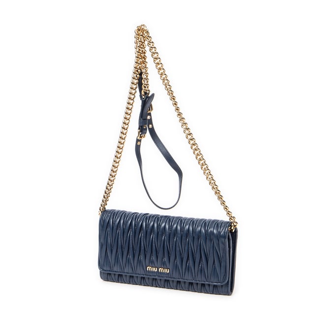 Miu Miu Bolsos Chain Wallet  Bolso de hombro en Marina Piel de becerro y Oro hardware. El producto esta en Perfectas Condiciones (AA).
  Dimensiones: 21x10x2 cm 
  Accesorios incluidos: None
  
  BrandCo Paris encuentra artículos raros y en las mejores condiciones a precios increíbles. ¡Vale la pena tener paciencia! Compra con confianza: todos los artículos de BrandCo Paris son seleccionados y autenticados cuidadosamente por nuestro equipo de expertos.
  Todos los artículos vienen con un certificado de autenticidad y un embalaje entregado por BrandCo Paris.
  Tabla de clasificación de la condición del artículo
  N (como nuevo)
  AA (perfecto estado)
  A (excelente estado)
  AB (muy buen estado)
  B (bueno/regular)