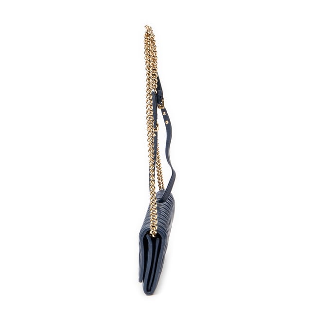 Miu Miu Bolsos Chain Wallet  Bolso de hombro en Marina Piel de becerro y Oro hardware. El producto esta en Perfectas Condiciones (AA).
  Dimensiones: 21x10x2 cm 
  Accesorios incluidos: None
  
  BrandCo Paris encuentra artículos raros y en las mejores condiciones a precios increíbles. ¡Vale la pena tener paciencia! Compra con confianza: todos los artículos de BrandCo Paris son seleccionados y autenticados cuidadosamente por nuestro equipo de expertos.
  Todos los artículos vienen con un certificado de autenticidad y un embalaje entregado por BrandCo Paris.
  Tabla de clasificación de la condición del artículo
  N (como nuevo)
  AA (perfecto estado)
  A (excelente estado)
  AB (muy buen estado)
  B (bueno/regular)