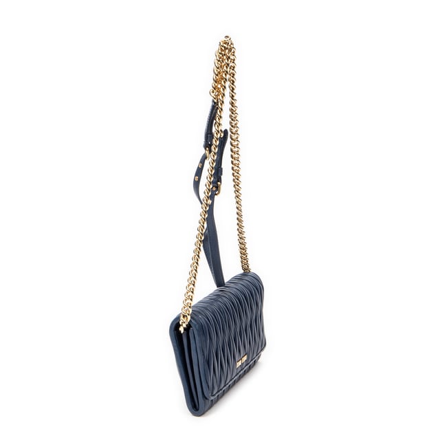 Miu Miu Bolsos Chain Wallet  Bolso de hombro en Marina Piel de becerro y Oro hardware. El producto esta en Perfectas Condiciones (AA).
  Dimensiones: 21x10x2 cm 
  Accesorios incluidos: None
  
  BrandCo Paris encuentra artículos raros y en las mejores condiciones a precios increíbles. ¡Vale la pena tener paciencia! Compra con confianza: todos los artículos de BrandCo Paris son seleccionados y autenticados cuidadosamente por nuestro equipo de expertos.
  Todos los artículos vienen con un certificado de autenticidad y un embalaje entregado por BrandCo Paris.
  Tabla de clasificación de la condición del artículo
  N (como nuevo)
  AA (perfecto estado)
  A (excelente estado)
  AB (muy buen estado)
  B (bueno/regular)