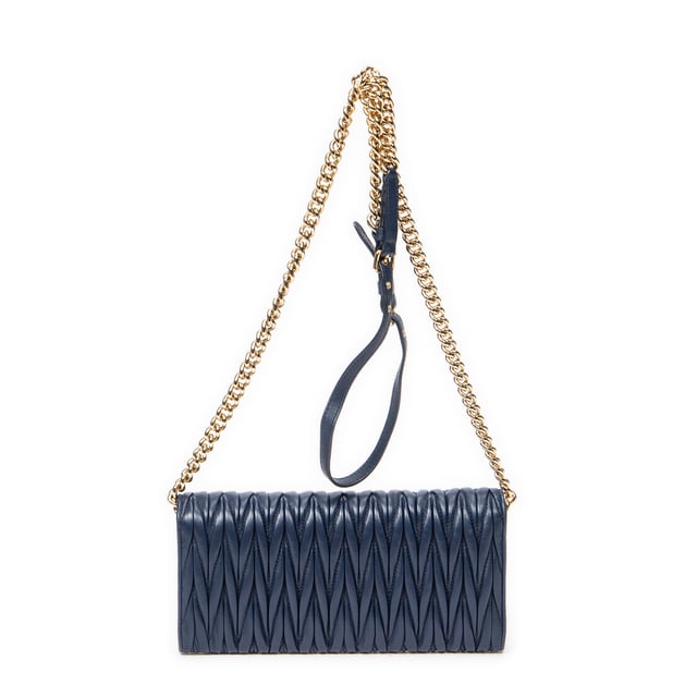Miu Miu Bolsos Chain Wallet  Bolso de hombro en Marina Piel de becerro y Oro hardware. El producto esta en Perfectas Condiciones (AA).
  Dimensiones: 21x10x2 cm 
  Accesorios incluidos: None
  
  BrandCo Paris encuentra artículos raros y en las mejores condiciones a precios increíbles. ¡Vale la pena tener paciencia! Compra con confianza: todos los artículos de BrandCo Paris son seleccionados y autenticados cuidadosamente por nuestro equipo de expertos.
  Todos los artículos vienen con un certificado de autenticidad y un embalaje entregado por BrandCo Paris.
  Tabla de clasificación de la condición del artículo
  N (como nuevo)
  AA (perfecto estado)
  A (excelente estado)
  AB (muy buen estado)
  B (bueno/regular)