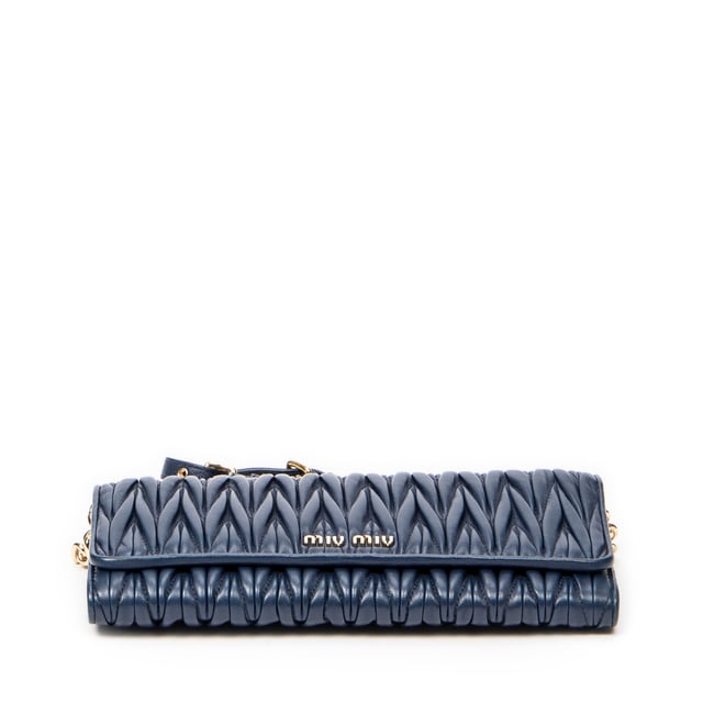 Miu Miu Bolsos Chain Wallet  Bolso de hombro en Marina Piel de becerro y Oro hardware. El producto esta en Perfectas Condiciones (AA).
  Dimensiones: 21x10x2 cm 
  Accesorios incluidos: None
  
  BrandCo Paris encuentra artículos raros y en las mejores condiciones a precios increíbles. ¡Vale la pena tener paciencia! Compra con confianza: todos los artículos de BrandCo Paris son seleccionados y autenticados cuidadosamente por nuestro equipo de expertos.
  Todos los artículos vienen con un certificado de autenticidad y un embalaje entregado por BrandCo Paris.
  Tabla de clasificación de la condición del artículo
  N (como nuevo)
  AA (perfecto estado)
  A (excelente estado)
  AB (muy buen estado)
  B (bueno/regular)