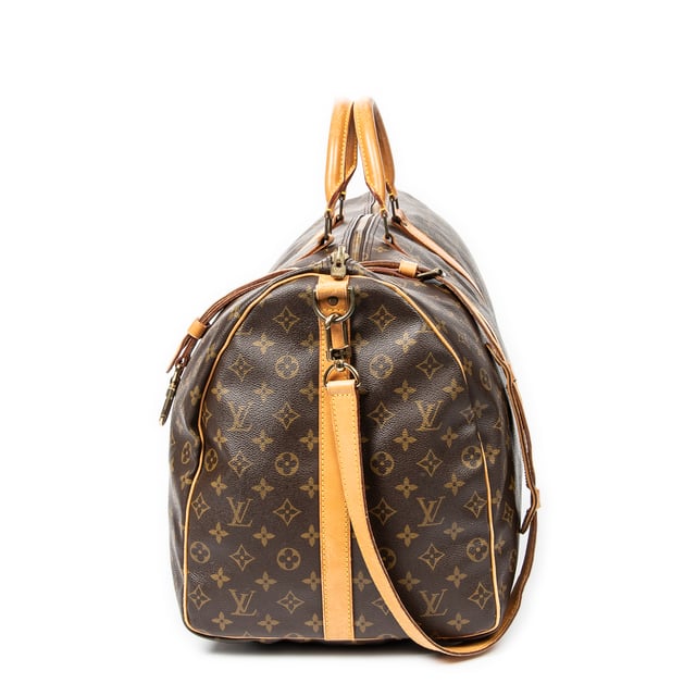Louis Vuitton Bolsos Keepall Bandouliere 60 Bolsa de viaje en Marrón Lona recubierta y Latón dorado hardware. El producto esta en Muy Buenas Condiciones (AB).
  Dimensiones: 60x26x31 cm 
  Accesorios incluidos: Strap; Luggage Tag; Handle Strap
  Notas de Exterior: Marcas de agua en vachetta, Ribete rayado
Notas de Hardware: Empañada
Notas de la correa/asa: Usado
  BrandCo Paris encuentra artículos raros y en las mejores condiciones a precios increíbles. ¡Vale la pena tener paciencia! Compra con confianza: todos los artículos de BrandCo Paris son seleccionados y autenticados cuidadosamente por nuestro equipo de expertos.
  Todos los artículos vienen con un certificado de autenticidad y un embalaje entregado por BrandCo Paris.
  Tabla de clasificación de la condición del artículo
  N (como nuevo)
  AA (perfecto estado)
  A (excelente estado)
  AB (muy buen estado)
  B (bueno/regular)