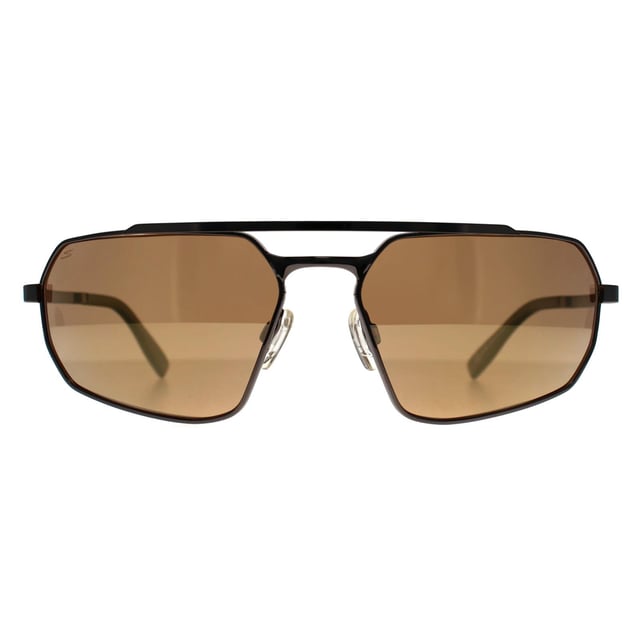 Serengeti Rectángulo Hombre Brillante Gunmetal Saturn Polarizado Conductores Oro Fotocrómico Hinkley Las gafas de sol Serengeti Rectangle Mens Shiny Gunmetal Saturn Polarized Drivers Gold Photochromic Hinkley Sunglasses están diseñadas con una estética elegante y deportiva, ideal tanto para actividades al aire libre como para ropa informal. La montura está fabricada en acero inoxidable ligero y artesanal, lo que garantiza su durabilidad y comodidad. Estas gafas de sol cuentan con bisagras de muelle y plaquetas nasales ajustables para un ajuste seguro y personalizado. Las lentes ofrecen tecnologías ópticas avanzadas, incluidas propiedades fotocromáticas que se adaptan a las distintas condiciones de luz, Spectral Control para mejorar el color y el contraste, y polarización para eliminar el deslumbramiento. Proporcionan una protección UVA y UVB del 100% e incluyen revestimientos antirrayado y antirreflejante, que garantizan una excelente claridad visual y reducen la fatiga ocular. El diseño totalmente envolvente aumenta su atractivo funcional al proteger contra el viento y la luz periférica.