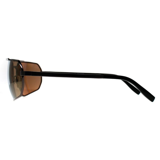 Serengeti Rectángulo Hombre Brillante Gunmetal Saturn Polarizado Conductores Oro Fotocrómico Hinkley Las gafas de sol Serengeti Rectangle Mens Shiny Gunmetal Saturn Polarized Drivers Gold Photochromic Hinkley Sunglasses están diseñadas con una estética elegante y deportiva, ideal tanto para actividades al aire libre como para ropa informal. La montura está fabricada en acero inoxidable ligero y artesanal, lo que garantiza su durabilidad y comodidad. Estas gafas de sol cuentan con bisagras de muelle y plaquetas nasales ajustables para un ajuste seguro y personalizado. Las lentes ofrecen tecnologías ópticas avanzadas, incluidas propiedades fotocromáticas que se adaptan a las distintas condiciones de luz, Spectral Control para mejorar el color y el contraste, y polarización para eliminar el deslumbramiento. Proporcionan una protección UVA y UVB del 100% e incluyen revestimientos antirrayado y antirreflejante, que garantizan una excelente claridad visual y reducen la fatiga ocular. El diseño totalmente envolvente aumenta su atractivo funcional al proteger contra el viento y la luz periférica.
