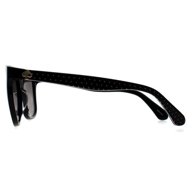 Kate Spade Rectangle Womens Black Grey Danalyn/S S Sunglasses zijn de belichaming van speelse verfijning, waarbij een slank silhouet moeiteloos samengaat met tijdloze allure. Deze zonnebril is gemaakt van lichtgewicht kunststof en is perfect voor diegenen die graag genieten van een beetje alledaagse luxe zonder het comfort uit het oog te verliezen. De klassieke rechthoekige vorm in combinatie met het chique zwarte montuur zorgt voor een gepolijste look die bij elke gelegenheid past, of het nu op het werk is of tijdens een weekendbrunch. De grijze glazen bieden optimale bescherming en helderheid zonder afbreuk te doen aan stijl. Een subtiele knipoog naar Kate Spadeâ€™s kenmerkende details is te zien in het spade-logo op de briluiteinden, dat precies het juiste vleugje eigenzinnigheid en charme toevoegt. Zet ze op en voel je meteen opgetild door deze harmonieuze mix van functionaliteit en elegantieâ€œ, een echt bewijs van een vreugdevol leven.