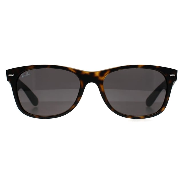 Ray-Ban Rectángulo Unisex Habana Mate Gris Oscuro New Wayfarer 2132 Las gafas de sol Ray-Ban Rectangle Unisex Matte Havana Dark Grey New Wayfarer 2132 son la quintaesencia del encanto vintage y la sofisticación moderna, y encarnan a la perfección el legado de estilo atemporal de Ray-Ban. Estas Wayfarer presentan una elegante montura Matte Havana que irradia frescura discreta a la vez que ofrece un diseño ligero y duradero para el uso diario. Fabricadas con precisión, las lentes de color gris oscuro proporcionan una claridad y protección superiores, lo que las convierte en el compañero ideal tanto para pasear por las calles de la ciudad como para tomar el sol. De naturaleza unisex, esta silueta icónica está diseñada para trascender las tendencias, atrayendo a quienes aprecian la artesanía auténtica y la moda duradera. Póntelas y entra en un mundo donde el diseño clásico se une al estilo contemporáneo, un sello inconfundible de la herencia de Ray-Ban desde 1937.