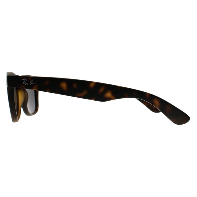 Ray-Ban Rectángulo Unisex Habana Mate Gris Oscuro New Wayfarer 2132 Las gafas de sol Ray-Ban Rectangle Unisex Matte Havana Dark Grey New Wayfarer 2132 son la quintaesencia del encanto vintage y la sofisticación moderna, y encarnan a la perfección el legado de estilo atemporal de Ray-Ban. Estas Wayfarer presentan una elegante montura Matte Havana que irradia frescura discreta a la vez que ofrece un diseño ligero y duradero para el uso diario. Fabricadas con precisión, las lentes de color gris oscuro proporcionan una claridad y protección superiores, lo que las convierte en el compañero ideal tanto para pasear por las calles de la ciudad como para tomar el sol. De naturaleza unisex, esta silueta icónica está diseñada para trascender las tendencias, atrayendo a quienes aprecian la artesanía auténtica y la moda duradera. Póntelas y entra en un mundo donde el diseño clásico se une al estilo contemporáneo, un sello inconfundible de la herencia de Ray-Ban desde 1937.