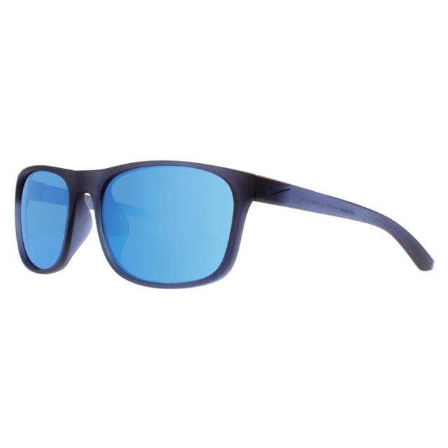 Nike Endure M Mi CW4650 410 mat marineblauwe zonnebril De Nike Sport Unisex Matte Midnight Navy Blue Endure M Mi CW4650 zonnebril heeft een veerkrachtig, lichtgewicht montuur dat zorgt voor duurzaamheid en comfort voor langdurig gebruik. Het geraffineerde ontwerp, benadrukt door de iconische Nike swoosh, voegt een vleugje elegantie toe aan de sportieve look. De lenzen bieden uitzonderlijke UV-bescherming en bieden helder en scherp zicht in verschillende lichtomstandigheden. Dankzij de geavanceerde griptechnologie blijven deze zonnebrillen stevig op hun plaats zitten, waardoor ze ideaal zijn voor activiteiten met een hoge intensiteit en voor dagelijks gebruik, waarbij functionaliteit wordt gecombineerd met een strakke, moderne esthetiek.