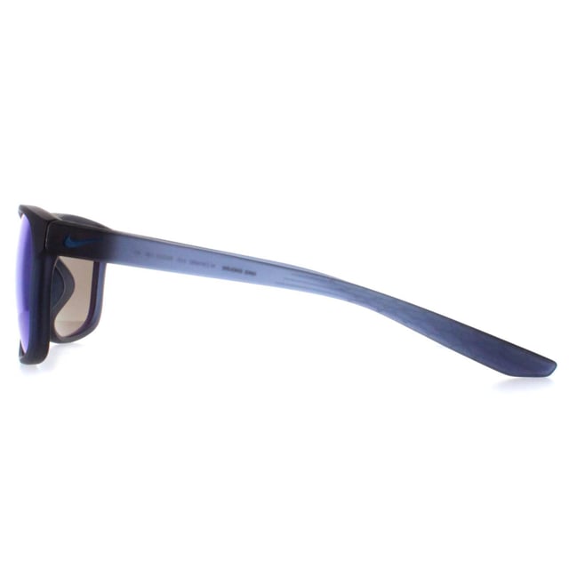 Nike Endure M Mi CW4650 410 mat marineblauwe zonnebril De Nike Sport Unisex Matte Midnight Navy Blue Endure M Mi CW4650 zonnebril heeft een veerkrachtig, lichtgewicht montuur dat zorgt voor duurzaamheid en comfort voor langdurig gebruik. Het geraffineerde ontwerp, benadrukt door de iconische Nike swoosh, voegt een vleugje elegantie toe aan de sportieve look. De lenzen bieden uitzonderlijke UV-bescherming en bieden helder en scherp zicht in verschillende lichtomstandigheden. Dankzij de geavanceerde griptechnologie blijven deze zonnebrillen stevig op hun plaats zitten, waardoor ze ideaal zijn voor activiteiten met een hoge intensiteit en voor dagelijks gebruik, waarbij functionaliteit wordt gecombineerd met een strakke, moderne esthetiek.
