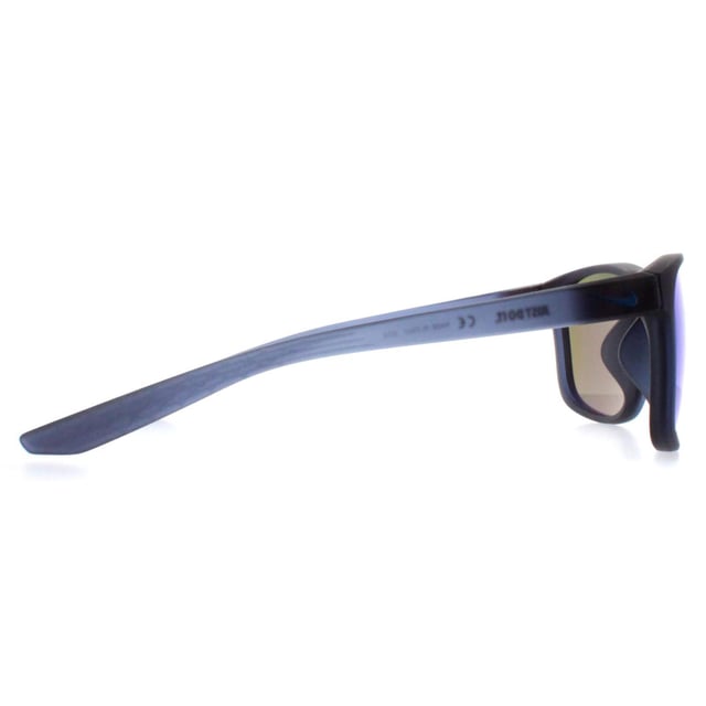 Nike Endure M Mi CW4650 410 mat marineblauwe zonnebril De Nike Sport Unisex Matte Midnight Navy Blue Endure M Mi CW4650 zonnebril heeft een veerkrachtig, lichtgewicht montuur dat zorgt voor duurzaamheid en comfort voor langdurig gebruik. Het geraffineerde ontwerp, benadrukt door de iconische Nike swoosh, voegt een vleugje elegantie toe aan de sportieve look. De lenzen bieden uitzonderlijke UV-bescherming en bieden helder en scherp zicht in verschillende lichtomstandigheden. Dankzij de geavanceerde griptechnologie blijven deze zonnebrillen stevig op hun plaats zitten, waardoor ze ideaal zijn voor activiteiten met een hoge intensiteit en voor dagelijks gebruik, waarbij functionaliteit wordt gecombineerd met een strakke, moderne esthetiek.