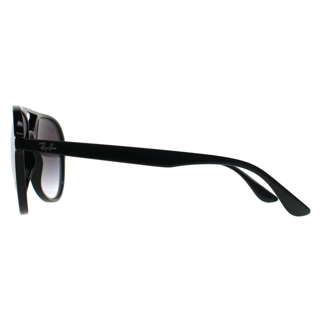 Ray-Ban Aviator Unisex Negro Pulido Gris Gradiente RB4376 Las gafas de sol Ray-Ban Aviator Unisex Negro Pulido Gris Gradiente RB4376 son la quintaesencia del diseño icónico de Ray-Ban y de su estilo moderno. Con su montura de plástico negro pulido, estas gafas de aviador ofrecen un giro inesperadamente atrevido a una silueta clásica, encarnando un estilo atemporal con un toque vanguardista. Las lentes grises degradadas no sólo mejoran la claridad visual, sino que también añaden un toque de sofisticación que permite una transición perfecta del amanecer al atardecer. Su fabricación de calidad garantiza la durabilidad sin comprometer la comodidad, lo que las convierte en el accesorio perfecto para quienes valoran tanto la funcionalidad como la forma. Este par unisex es mucho más que unas gafas; es una pieza que rinde homenaje a la herencia de Ray-Ban a la vez que adopta las tendencias actuales con autenticidad y confianza. Ya sea para volar alto o pasear por las calles de la ciudad, haz que cada momento sea icónico con estas inconfundibles gafas.