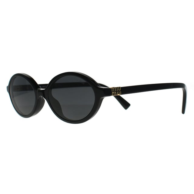 Las gafas de sol Miu Miu Oval Womens Black Dark Grey MU04ZS presentan una refinada silueta ovalada que fusiona la sofisticación contemporánea con la precisión minimalista, elaborada para ofrecer una sensación de ligereza y un ajuste favorecedor que se adapta a una amplia gama de formas de rostro.