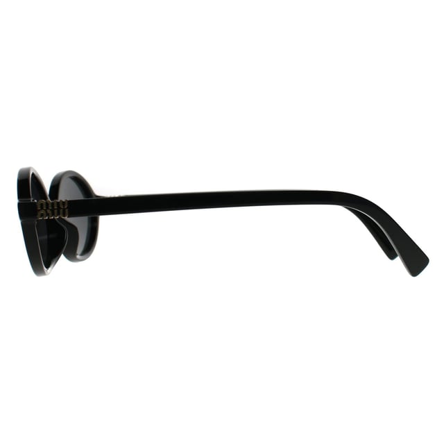 Las gafas de sol Miu Miu Oval Womens Black Dark Grey MU04ZS presentan una refinada silueta ovalada que fusiona la sofisticación contemporánea con la precisión minimalista, elaborada para ofrecer una sensación de ligereza y un ajuste favorecedor que se adapta a una amplia gama de formas de rostro.