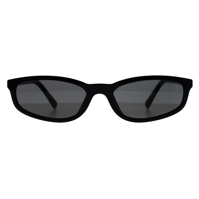 Miu Miu MUA06S 16K08Z schwarz dunkelgrau Sonnenbrille Die in Italien mit groÃŸer Sorgfalt gefertigte Sonnenbrille MUA06S verbindet einen kÃ¼hnen, geometrischen Acetatrahmen mit eleganten Metalldetails. Die Vollrand-Silhouette zeichnet sich durch einen auffÃ¤lligen, flachen Rand aus, der sanft unregelmÃ¤ÃŸige GlÃ¤ser umschlieÃŸt, die einen modernen, avantgardistischen Akzent setzen. Die schlanken BÃ¼gel sind ultraleicht und dennoch robust und mit einer subtilen Gravur des Miu Miu-Logos versehen, wodurch sich luxuriÃ¶ses Branding und minimalistische Eleganz nahtlos verbinden.