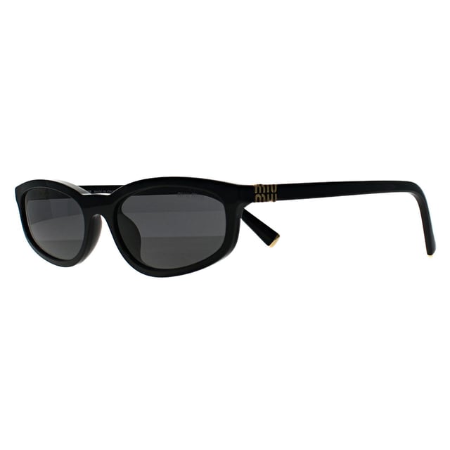 Miu Miu MUA06S 16K08Z schwarz dunkelgrau Sonnenbrille Die in Italien mit groÃŸer Sorgfalt gefertigte Sonnenbrille MUA06S verbindet einen kÃ¼hnen, geometrischen Acetatrahmen mit eleganten Metalldetails. Die Vollrand-Silhouette zeichnet sich durch einen auffÃ¤lligen, flachen Rand aus, der sanft unregelmÃ¤ÃŸige GlÃ¤ser umschlieÃŸt, die einen modernen, avantgardistischen Akzent setzen. Die schlanken BÃ¼gel sind ultraleicht und dennoch robust und mit einer subtilen Gravur des Miu Miu-Logos versehen, wodurch sich luxuriÃ¶ses Branding und minimalistische Eleganz nahtlos verbinden.