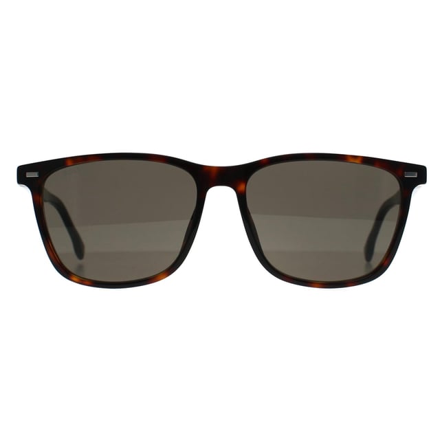 Las gafas de sol Hugo Boss Rectangle Mens Havana Grey BOSS 1554/0/S ofrecen un diseño elegante y moderno con una montura rectangular de plástico de montura completa para mayor durabilidad y comodidad. Las lentes de color gris oscuro ofrecen protección frente a los rayos UV y mantienen un look elegante y discreto. Con la sutil marca Hugo Boss en las patillas, estas gafas de sol combinan sofisticación y funcionalidad para el día a día. Perfectas para quienes aprecian la elegancia refinada con un toque contemporáneo.