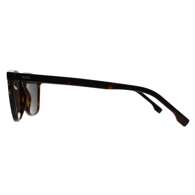 Las gafas de sol Hugo Boss Rectangle Mens Havana Grey BOSS 1554/0/S ofrecen un diseño elegante y moderno con una montura rectangular de plástico de montura completa para mayor durabilidad y comodidad. Las lentes de color gris oscuro ofrecen protección frente a los rayos UV y mantienen un look elegante y discreto. Con la sutil marca Hugo Boss en las patillas, estas gafas de sol combinan sofisticación y funcionalidad para el día a día. Perfectas para quienes aprecian la elegancia refinada con un toque contemporáneo.
