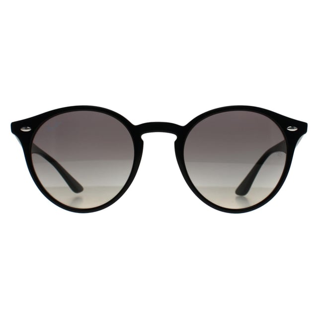 Ray-Ban Redondas Unisex Negro Pulido Gris Gradiente 2180 Las gafas de sol Ray-Ban Round Unisex Polished Black Grey Gradient 2180 son un testimonio del encanto perdurable de la estética de inspiración vintage, que fusiona a la perfección el legado icónico de Ray-Ban con el estilo moderno. Estas gafas de sol lucen una montura negra pulida que destila sofisticación y elegancia atemporal, lo que las convierte en un accesorio esencial para cualquier persona experta en estilo. Las lentes grises degradadas no sólo mejoran la claridad visual, sino que también añaden un sutil toque de frescura, perfecto para quienes aprecian tanto la funcionalidad como la moda. Fabricadas con una meticulosa atención al detalle, este par unisex está diseñado para ofrecer comodidad gracias a sus proporciones equilibradas y su sensación de ligereza. Ya sea paseando por la ciudad o descansando en la playa, ofrecen una calidad y autenticidad inigualables, sinónimo de Ray-Ban desde 1937. Disfrute de unas gafas que trascienden las tendencias a la vez que encarnan la herencia del diseño clásico en cada mirada.