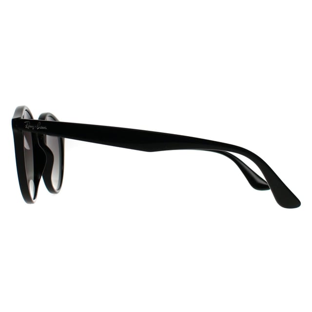 Ray-Ban Redondas Unisex Negro Pulido Gris Gradiente 2180 Las gafas de sol Ray-Ban Round Unisex Polished Black Grey Gradient 2180 son un testimonio del encanto perdurable de la estética de inspiración vintage, que fusiona a la perfección el legado icónico de Ray-Ban con el estilo moderno. Estas gafas de sol lucen una montura negra pulida que destila sofisticación y elegancia atemporal, lo que las convierte en un accesorio esencial para cualquier persona experta en estilo. Las lentes grises degradadas no sólo mejoran la claridad visual, sino que también añaden un sutil toque de frescura, perfecto para quienes aprecian tanto la funcionalidad como la moda. Fabricadas con una meticulosa atención al detalle, este par unisex está diseñado para ofrecer comodidad gracias a sus proporciones equilibradas y su sensación de ligereza. Ya sea paseando por la ciudad o descansando en la playa, ofrecen una calidad y autenticidad inigualables, sinónimo de Ray-Ban desde 1937. Disfrute de unas gafas que trascienden las tendencias a la vez que encarnan la herencia del diseño clásico en cada mirada.