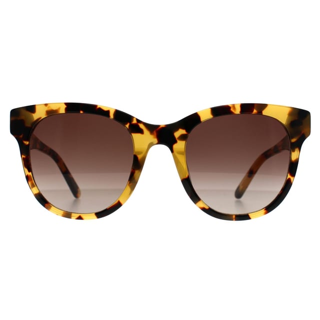 Banana Republic Oval Womens Havana Brown Gradient BR 3003/S Las gafas de sol Banana Republic Oval Womens Havana Brown Gradient BR 3003/S presentan una elegante silueta de ojo de gato fabricada en plástico resistente que ofrece estilo y comodidad. Proporcionan una protección UV del 100%, garantizando una seguridad ocular óptima en condiciones de mucha luz. Las monturas de montura completa se complementan con plaquetas nasales fijas para un ajuste seguro, lo que las convierte en un accesorio versátil adecuado para diversas ocasiones.