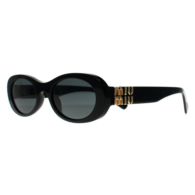 Las gafas de sol Miu Miu Oval Womens Black Dark Grey MU06ZS presentan una elegante montura redondeada con detalles esculturales que realzan su diseño atemporal, combinando a la perfección el encanto retro con la elegancia contemporánea para un look seguro y a la moda.