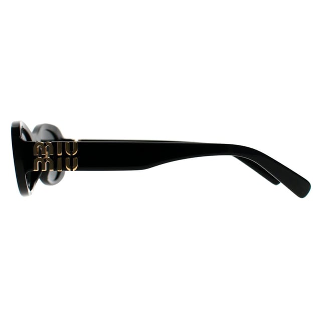 Las gafas de sol Miu Miu Oval Womens Black Dark Grey MU06ZS presentan una elegante montura redondeada con detalles esculturales que realzan su diseño atemporal, combinando a la perfección el encanto retro con la elegancia contemporánea para un look seguro y a la moda.