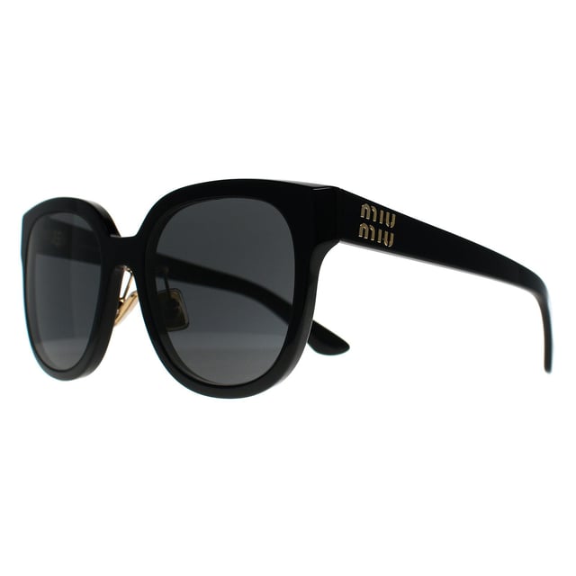 Die Miu Miu MU01ZS 1AB5S0 Sonnenbrille in Schwarz und Dunkelgrau ist eine gewagte Interpretation klassischer Brillen. Der strukturierte, quadratische Rahmen mit scharfen Kanten sorgt fÃ¼r eine moderne Definition und schafft gleichzeitig eine mÃ¼helose Balance zwischen Statement und Tragbarkeit.