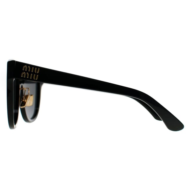 Die Miu Miu MU01ZS 1AB5S0 Sonnenbrille in Schwarz und Dunkelgrau ist eine gewagte Interpretation klassischer Brillen. Der strukturierte, quadratische Rahmen mit scharfen Kanten sorgt fÃ¼r eine moderne Definition und schafft gleichzeitig eine mÃ¼helose Balance zwischen Statement und Tragbarkeit.