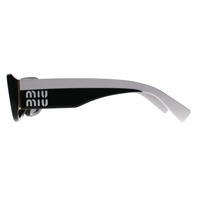 Las gafas de sol Miu Miu Rectangle Womens Black Dark Grey MU08YS presentan una atrevida montura rectangular meticulosamente elaborada en acetato de primera calidad, lo que garantiza su durabilidad y ligereza. Las lentes proporcionan una protección UV superior al tiempo que añaden un sofisticado toque de misterio. Decoradas con el logotipo de Miu Miu en las patillas, las gafas de sol MU08ZS están diseñadas para los entusiastas de la moda que se atreven a ser diferentes. Eleve su juego de accesorios y haga una declaración con estas gafas de sol de estilo único de Miu Miu.