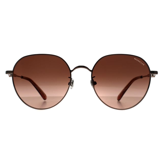 Moncler Round Unisex Shiny Light Bronze Brown Gradient ML0236-K zonnebril biedt een verfijnd vliegeniersilhouet met een high-fashion randje. Hij is gemaakt van lichtgewicht metaal en heeft een ontwerp met dubbele brug en subtiele merkopdrukken op de poten, waardoor de klassieke pilotenstijl wordt gecombineerd met de luxe uitstraling van Moncler. Deze zonnebril is ideaal voor wie op zoek is naar een mix van tijdloze elegantie en eigentijdse flair.