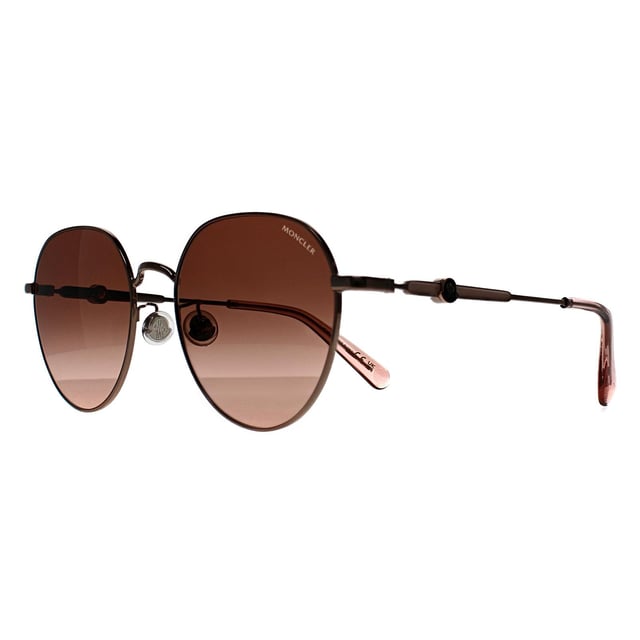 Moncler Round Unisex Shiny Light Bronze Brown Gradient ML0236-K zonnebril biedt een verfijnd vliegeniersilhouet met een high-fashion randje. Hij is gemaakt van lichtgewicht metaal en heeft een ontwerp met dubbele brug en subtiele merkopdrukken op de poten, waardoor de klassieke pilotenstijl wordt gecombineerd met de luxe uitstraling van Moncler. Deze zonnebril is ideaal voor wie op zoek is naar een mix van tijdloze elegantie en eigentijdse flair.
