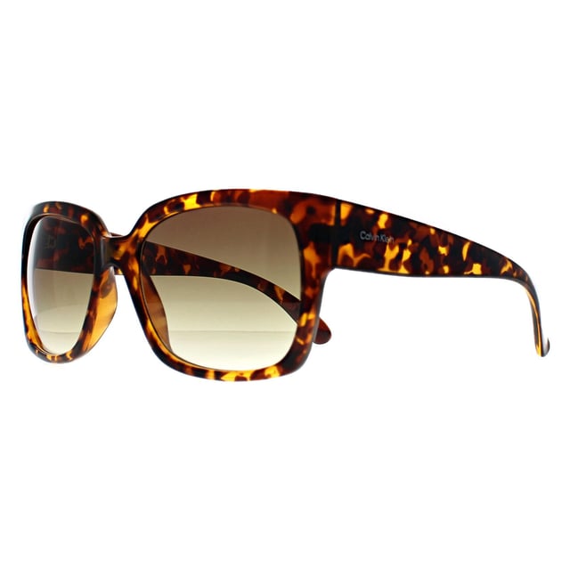 Las gafas de sol Calvin Klein Square Womens Shiny Havana Brown Gradient CK22549S presentan una atrevida silueta cuadrada con montura completa de plástico que combina la elegancia estructurada con el uso diario, ofreciendo un look seguro que pasa sin esfuerzo de lo informal a lo elegante.