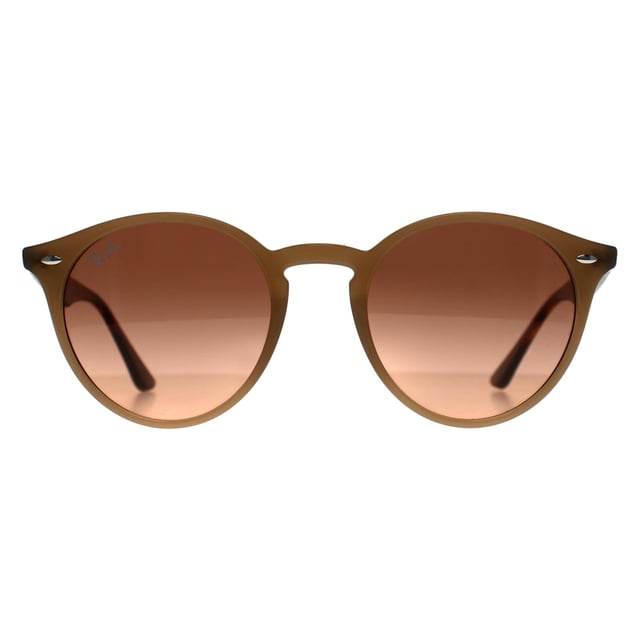 Las gafas de sol Ray-Ban 2180 redondas unisex en tórtola pulida rosa degradado gris son una mezcla magistral de diseño clásico y estilo moderno, ofreciendo un estilo atemporal que se siente a la vez fresco e icónico. La montura tórtola pulida capta la atención con su tonalidad única, aportando una elegancia discreta perfecta para cualquier ocasión. Con lentes grises degradadas en rosa, estas gafas de sol no sólo mejoran su visión, sino que también elevan su look con un toque de juguetona sofisticación. Fabricadas con materiales de alta calidad, reflejan el compromiso de Ray-Ban con la calidad artesanal y el legado auténtico desde 1937. Diseñadas como accesorio unisex, irradian confianza y frescura a la vez que garantizan una comodidad y un ajuste superiores para llevarlas todo el día. Ya sea paseando por la ciudad o relajándose en la playa, estas gafas de sol hacen que cada momento sea elegante sin esfuerzo.