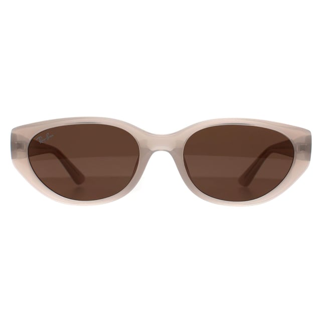 Las gafas de sol Ray-Ban Oval Womens Polished Opal Beige Dark Brown RB4457D Bio Based son un giro moderno a la elegancia clÃ¡sica, y muestran el legado de Ray-Ban de estilo atemporal y calidad artesanal. Con su montura beige ópalo pulido, estas gafas de sol encarnan una sofisticación discreta que es a la vez elegante y versátil para cualquier ocasión. Las lentes de color marrón oscuro no sólo proporcionan una protección solar superior, sino que también añaden una cálida profundidad que realza el encanto natural de quien las lleva. Fabricadas en plástico resistente, su diseño ligero garantiza la comodidad sin comprometer la durabilidad ni el atractivo estético. Ya sea explorando las calles de la ciudad o descansando en un cafÃ© junto a la playa, estas gafas de sol capturan la esencia de la autenticidad cool sinÃ³nimo de Ray-Ban desde 1937. Disfrute de un accesorio que combina a la perfección el legado con el encanto contemporáneo en cada momento bajo el sol.