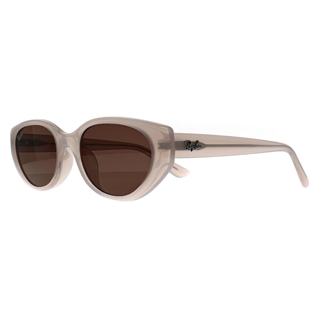 Las gafas de sol Ray-Ban Oval Womens Polished Opal Beige Dark Brown RB4457D Bio Based son un giro moderno a la elegancia clÃ¡sica, y muestran el legado de Ray-Ban de estilo atemporal y calidad artesanal. Con su montura beige ópalo pulido, estas gafas de sol encarnan una sofisticación discreta que es a la vez elegante y versátil para cualquier ocasión. Las lentes de color marrón oscuro no sólo proporcionan una protección solar superior, sino que también añaden una cálida profundidad que realza el encanto natural de quien las lleva. Fabricadas en plástico resistente, su diseño ligero garantiza la comodidad sin comprometer la durabilidad ni el atractivo estético. Ya sea explorando las calles de la ciudad o descansando en un cafÃ© junto a la playa, estas gafas de sol capturan la esencia de la autenticidad cool sinÃ³nimo de Ray-Ban desde 1937. Disfrute de un accesorio que combina a la perfección el legado con el encanto contemporáneo en cada momento bajo el sol.