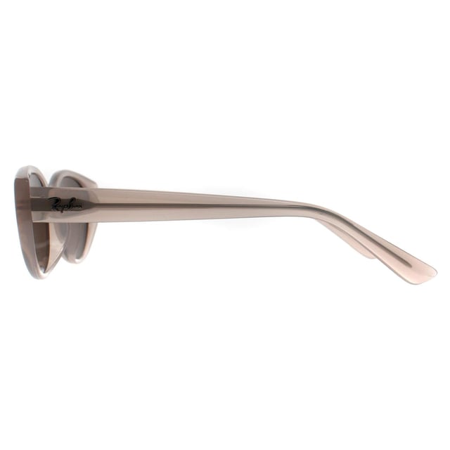 Las gafas de sol Ray-Ban Oval Womens Polished Opal Beige Dark Brown RB4457D Bio Based son un giro moderno a la elegancia clÃ¡sica, y muestran el legado de Ray-Ban de estilo atemporal y calidad artesanal. Con su montura beige ópalo pulido, estas gafas de sol encarnan una sofisticación discreta que es a la vez elegante y versátil para cualquier ocasión. Las lentes de color marrón oscuro no sólo proporcionan una protección solar superior, sino que también añaden una cálida profundidad que realza el encanto natural de quien las lleva. Fabricadas en plástico resistente, su diseño ligero garantiza la comodidad sin comprometer la durabilidad ni el atractivo estético. Ya sea explorando las calles de la ciudad o descansando en un cafÃ© junto a la playa, estas gafas de sol capturan la esencia de la autenticidad cool sinÃ³nimo de Ray-Ban desde 1937. Disfrute de un accesorio que combina a la perfección el legado con el encanto contemporáneo en cada momento bajo el sol.