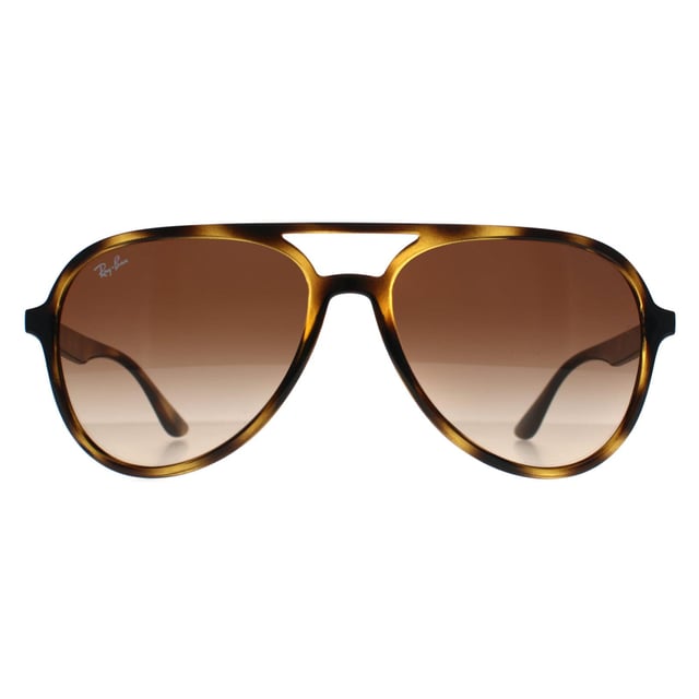 Ray-Ban Aviator Unisex Habana Pulido Marrón Gradiente RB4376 Las gafas de sol Ray-Ban Aviator unisex en color habana pulido marrón degradado RB4376 son una nueva versión de la clásica silueta de aviador y encarnan el estilo atemporal que ha caracterizado a Ray-Ban desde 1937. Con su elegante montura de plástico en color habana pulido, estas gafas de sol ofrecen una sencilla mezcla de herencia y modernidad que se adapta a cualquier ocasión. Las lentes marrones degradadas no sólo proporcionan una protección UV óptima, sino que también mejoran la claridad visual, por lo que son perfectas tanto para los días luminosos como para los nublados. Diseñadas para aquellos que valoran la autenticidad y la calidad artesanal, este par unisex garantiza la comodidad con su puente y patillas cuidadosamente medidos, asegurando un ajuste tan seguro como su aspecto icónico. Adéntrese en un legado de fresca elegancia cada vez que las lleve puestas, porque el verdadero estilo nunca pasa desapercibido.