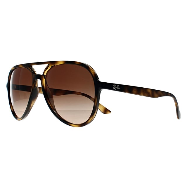 Ray-Ban Aviator Unisex Habana Pulido Marrón Gradiente RB4376 Las gafas de sol Ray-Ban Aviator unisex en color habana pulido marrón degradado RB4376 son una nueva versión de la clásica silueta de aviador y encarnan el estilo atemporal que ha caracterizado a Ray-Ban desde 1937. Con su elegante montura de plástico en color habana pulido, estas gafas de sol ofrecen una sencilla mezcla de herencia y modernidad que se adapta a cualquier ocasión. Las lentes marrones degradadas no sólo proporcionan una protección UV óptima, sino que también mejoran la claridad visual, por lo que son perfectas tanto para los días luminosos como para los nublados. Diseñadas para aquellos que valoran la autenticidad y la calidad artesanal, este par unisex garantiza la comodidad con su puente y patillas cuidadosamente medidos, asegurando un ajuste tan seguro como su aspecto icónico. Adéntrese en un legado de fresca elegancia cada vez que las lleve puestas, porque el verdadero estilo nunca pasa desapercibido.