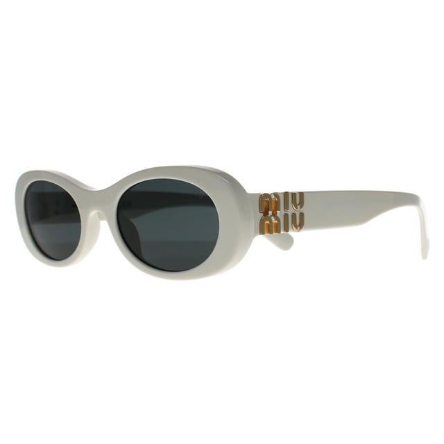 Die Miu Miu MU06ZS 1425S0 Sonnenbrille in WeiÃŸ-Elfenbein-Dunkelgrau hat einen anmutigen, abgerundeten Rahmen mit skulpturalen Details, die das zeitlose Design aufwerten und Retro-Charme mit zeitgenÃ¶ssischer Eleganz fÃ¼r einen selbstbewussten, modischen Look verbinden.