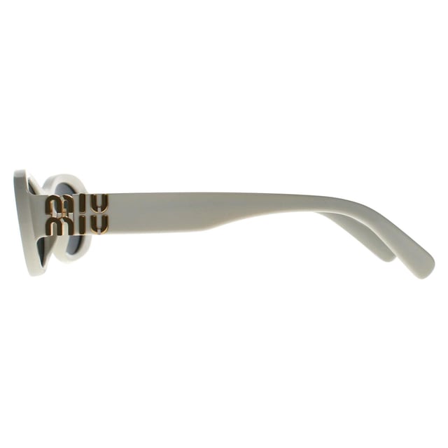 Die Miu Miu MU06ZS 1425S0 Sonnenbrille in WeiÃŸ-Elfenbein-Dunkelgrau hat einen anmutigen, abgerundeten Rahmen mit skulpturalen Details, die das zeitlose Design aufwerten und Retro-Charme mit zeitgenÃ¶ssischer Eleganz fÃ¼r einen selbstbewussten, modischen Look verbinden.