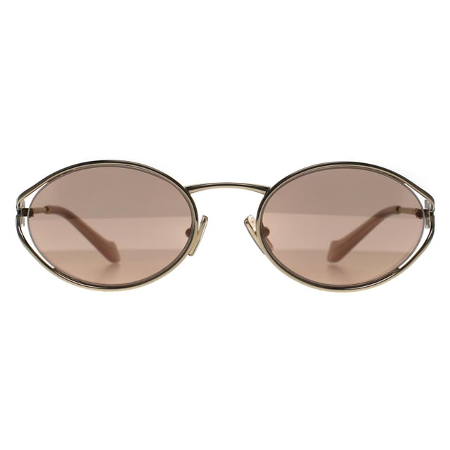 Die Miu Miu MU52YS ZVN20F pale gold rose pink mirror Sonnenbrille ist eine atemberaubende Fusion aus zeitgenÃ¶ssischem Stil und zeitlosem Luxus. Diese Sonnenbrille verfÃ¼gt Ã¼ber einen markanten ovalen Rahmen, der sorgfÃ¤ltig aus hochwertigem Acetat fÃ¼r ein leichtes und langlebiges Finish gefertigt wurde. Die GlÃ¤ser bieten einen hervorragenden UV-Schutz und sorgen dafÃ¼r, dass Ihre Augen gut geschÃ¼tzt sind und gleichzeitig Raffinesse ausstrahlen. Die MU52YS Sonnenbrille ist mit dem kultigen Miu Miu Logo an den BÃ¼geln verziert und wurde fÃ¼r Modebegeisterte entworfen, die gerne ein Statement setzen. Perfekt, um jedem Outfit einen Hauch von Glamour zu verleihen, ist diese Sonnenbrille ein unverzichtbares Accessoire fÃ¼r alle, die modernes Design und klassischen Charme schÃ¤tzen.
