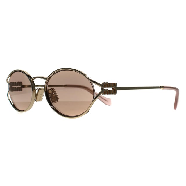 Die Miu Miu MU52YS ZVN20F pale gold rose pink mirror Sonnenbrille ist eine atemberaubende Fusion aus zeitgenÃ¶ssischem Stil und zeitlosem Luxus. Diese Sonnenbrille verfÃ¼gt Ã¼ber einen markanten ovalen Rahmen, der sorgfÃ¤ltig aus hochwertigem Acetat fÃ¼r ein leichtes und langlebiges Finish gefertigt wurde. Die GlÃ¤ser bieten einen hervorragenden UV-Schutz und sorgen dafÃ¼r, dass Ihre Augen gut geschÃ¼tzt sind und gleichzeitig Raffinesse ausstrahlen. Die MU52YS Sonnenbrille ist mit dem kultigen Miu Miu Logo an den BÃ¼geln verziert und wurde fÃ¼r Modebegeisterte entworfen, die gerne ein Statement setzen. Perfekt, um jedem Outfit einen Hauch von Glamour zu verleihen, ist diese Sonnenbrille ein unverzichtbares Accessoire fÃ¼r alle, die modernes Design und klassischen Charme schÃ¤tzen.