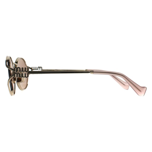 Die Miu Miu MU52YS ZVN20F pale gold rose pink mirror Sonnenbrille ist eine atemberaubende Fusion aus zeitgenÃ¶ssischem Stil und zeitlosem Luxus. Diese Sonnenbrille verfÃ¼gt Ã¼ber einen markanten ovalen Rahmen, der sorgfÃ¤ltig aus hochwertigem Acetat fÃ¼r ein leichtes und langlebiges Finish gefertigt wurde. Die GlÃ¤ser bieten einen hervorragenden UV-Schutz und sorgen dafÃ¼r, dass Ihre Augen gut geschÃ¼tzt sind und gleichzeitig Raffinesse ausstrahlen. Die MU52YS Sonnenbrille ist mit dem kultigen Miu Miu Logo an den BÃ¼geln verziert und wurde fÃ¼r Modebegeisterte entworfen, die gerne ein Statement setzen. Perfekt, um jedem Outfit einen Hauch von Glamour zu verleihen, ist diese Sonnenbrille ein unverzichtbares Accessoire fÃ¼r alle, die modernes Design und klassischen Charme schÃ¤tzen.