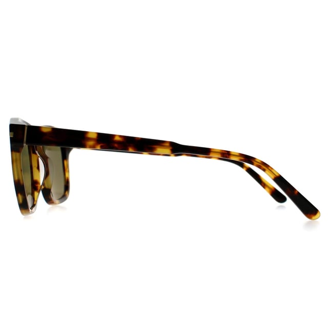 Die Serengeti Charlton SS576006 shiny classic havana mineral polarized 555nm photochromic sunglasses wurde mit der fortschrittlichen photochromen GlÃ¤sertechnologie von Serengeti entwickelt. Die Charlton-GlÃ¤ser passen sich automatisch an das wechselnde Licht an, reduzieren Blendung und verbessern die Klarheit in jeder Umgebung. Der leichte Rahmen und die klassische Silhouette bieten dauerhaften Komfort und vielseitigen Stil, egal ob Sie Auto fahren, reisen oder in der Sonne unterwegs sind. Erstklassige Optik, alltagstauglich - und das alles ohne das Premium-Preisschild.