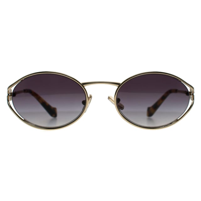 Die Miu Miu MU52YS ZVN5D1 Sonnenbrille in Messinggold und Dunkelbraun ist eine atemberaubende Verschmelzung von zeitgenÃ¶ssischem Stil und zeitlosem Luxus. Diese Sonnenbrille verfÃ¼gt Ã¼ber einen markanten ovalen Rahmen, der sorgfÃ¤ltig aus hochwertigem Acetat fÃ¼r ein leichtes und langlebiges Finish gefertigt wurde. Die GlÃ¤ser bieten einen hervorragenden UV-Schutz und sorgen dafÃ¼r, dass Ihre Augen gut geschÃ¼tzt sind und gleichzeitig Raffinesse ausstrahlen. Die MU52YS Sonnenbrille ist mit dem kultigen Miu Miu Logo an den BÃ¼geln verziert und wurde fÃ¼r Modebegeisterte entworfen, die gerne ein Statement setzen. Perfekt, um jedem Outfit einen Hauch von Glamour zu verleihen, ist diese Sonnenbrille ein unverzichtbares Accessoire fÃ¼r alle, die modernes Design und klassischen Charme schÃ¤tzen.